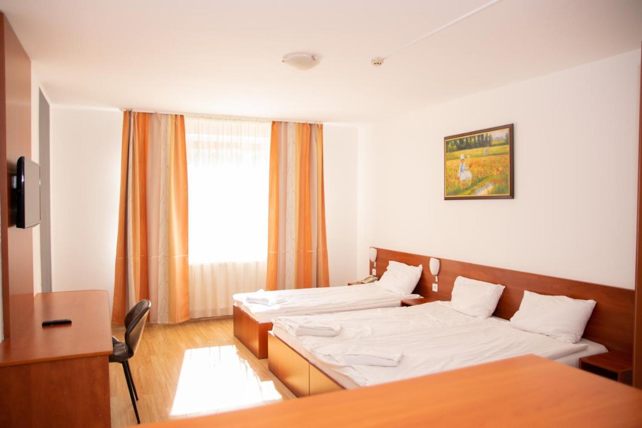 Triple M Hotel Будапеща Екстериор снимка